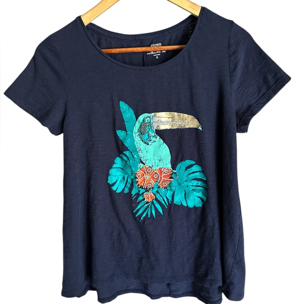 ⬅️Navy Blue T-shirt with a Tucan S